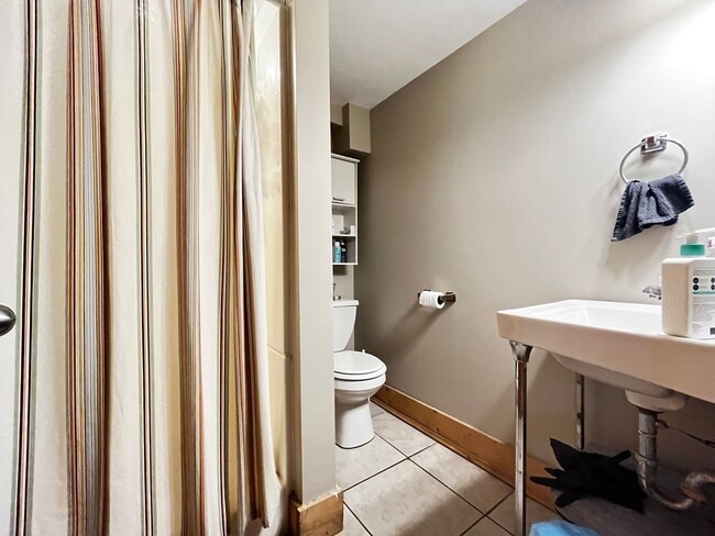 Building Photo - 1010 16th Ave SE