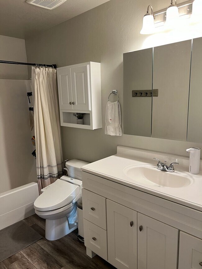 Building Photo - Cozy & Spacious Townhome for Rent