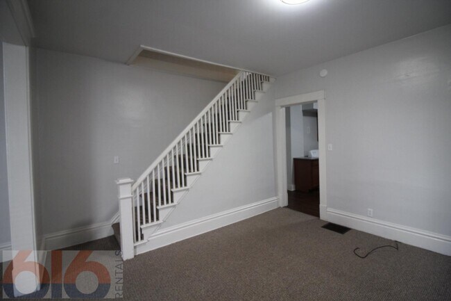 Building Photo - 243 Valley Ave NW