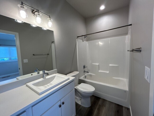 Building Photo - 2 Bedroom Townhouse in SW Redmond