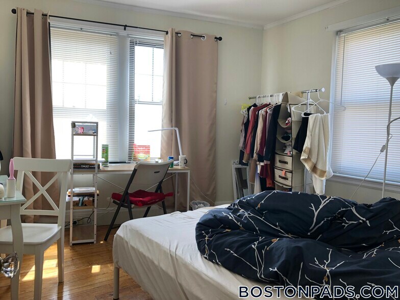 Building Photo - 349 Pleasant St