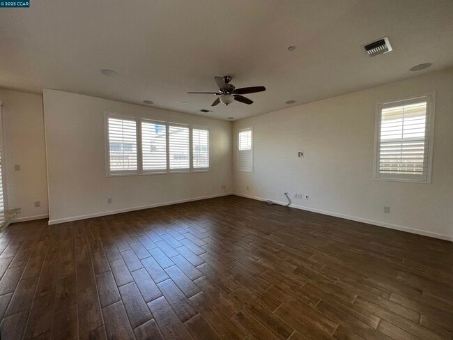 Building Photo - 742 Iris Dr