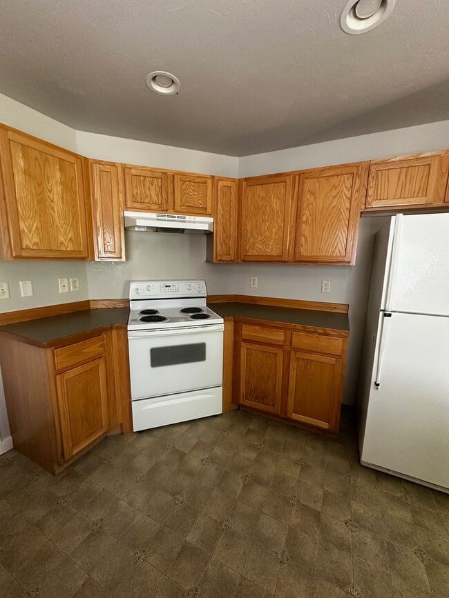 Building Photo - Beautiful 3 Bedroom Home- Centrally Locate...
