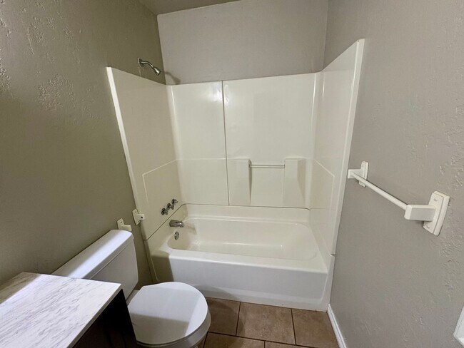 Building Photo - Spacious 4 Bedroom, 2 Bathroom Home with L...