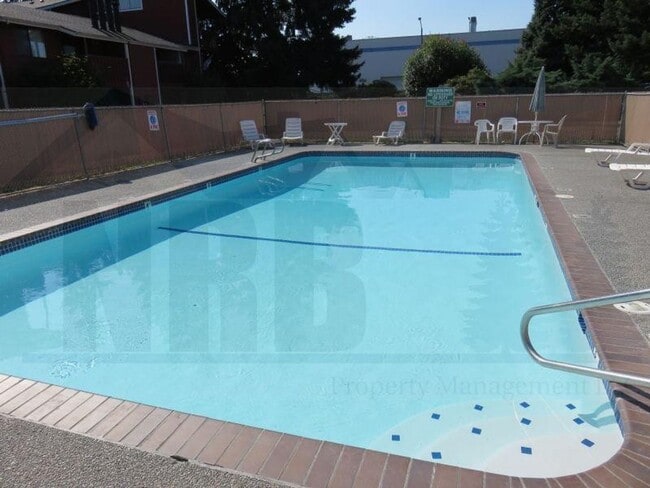 Building Photo - 1 Bd and 1 Ba Condo with pool, hot tub and sauna!