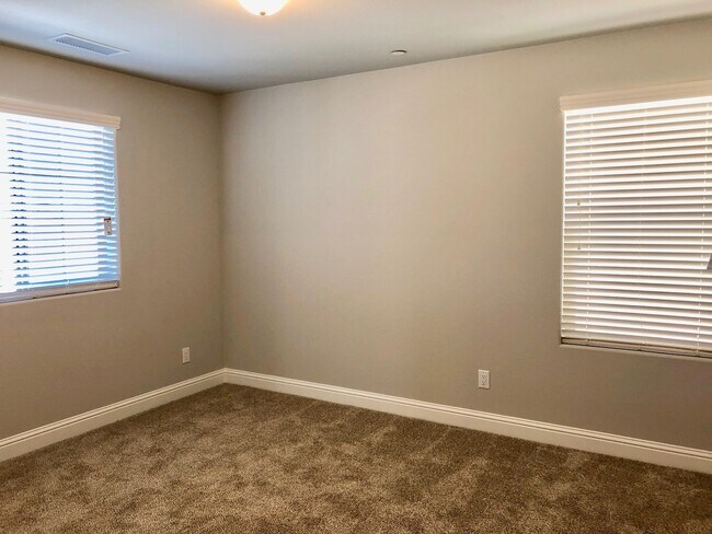Building Photo - $2,295 Fowler & Shields, 4 bed - N. Sophie...