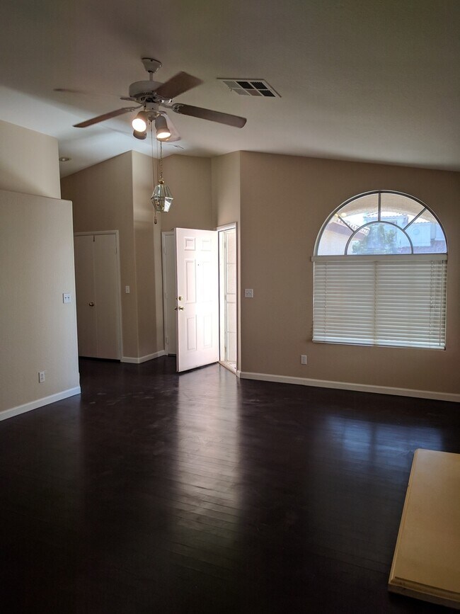 BEAUTIFUL SINGLE STORY HOME! NO HOA!! 8328 San Grail Ct Las Vegas NV