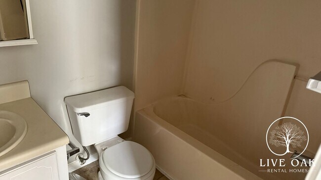 Building Photo - MOVE-IN SPECIAL: $500 OFF 1st MONTH'S RENT!**