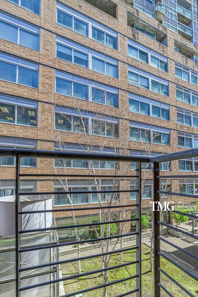 Building Photo - 2 Bed 2 Bath Downtown 3rd Floor Condo Wate...