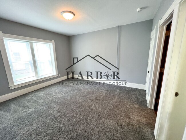 Building Photo - Large Renovated Studio- SPECIAL! First Month Rent Free