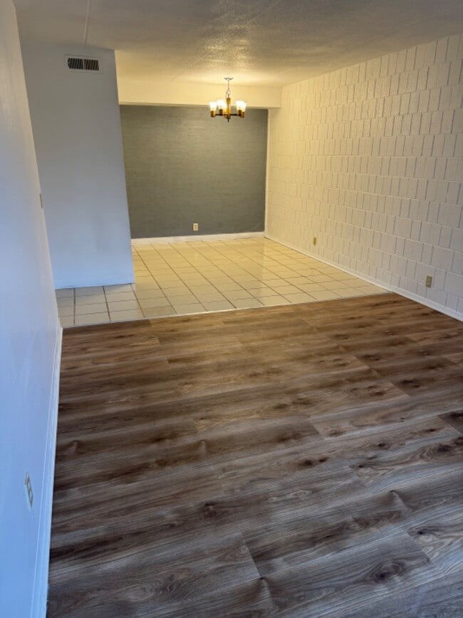 Building Photo - 4 Manor Dr