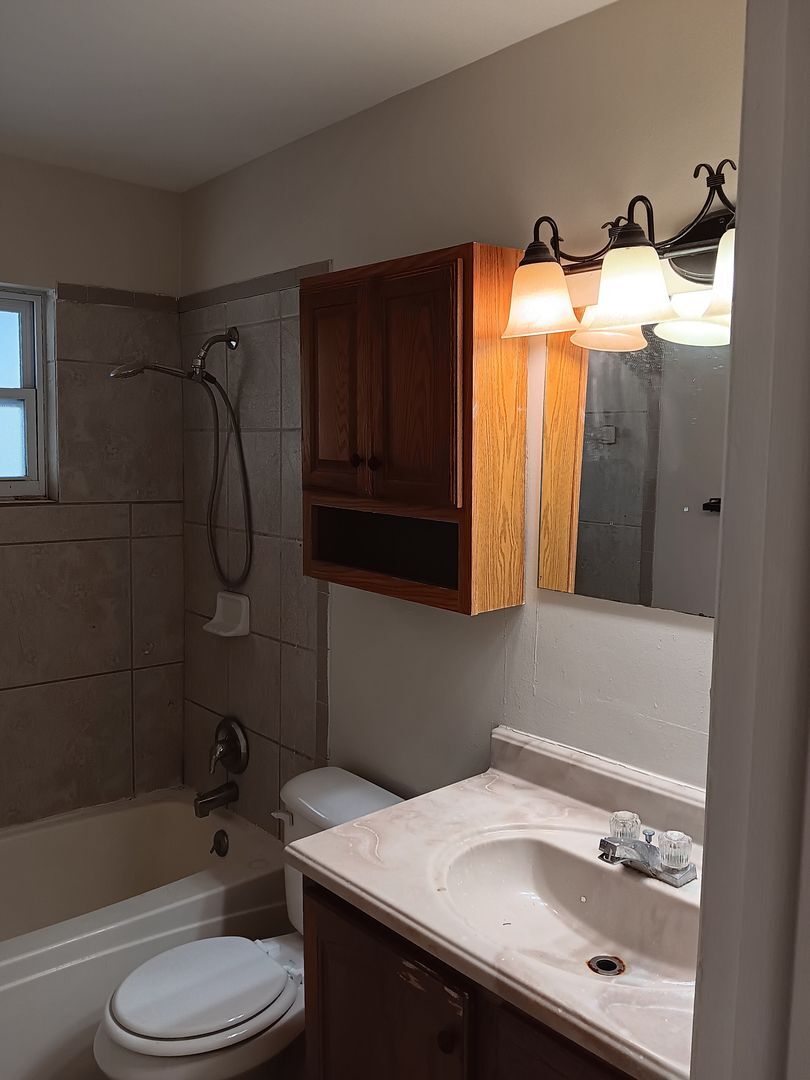 Building Photo - 3/2 Pool home available NOW