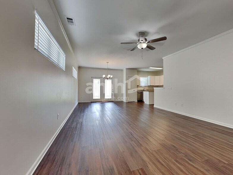 Building Photo - 625 Summer Hill Way