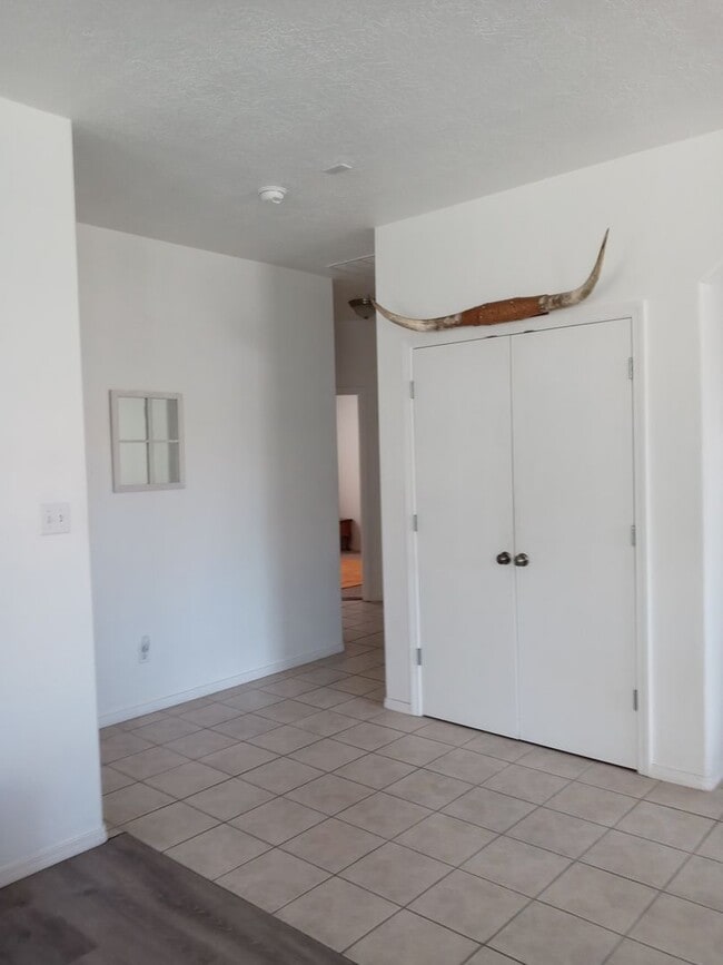 Building Photo - GREAT AREA!