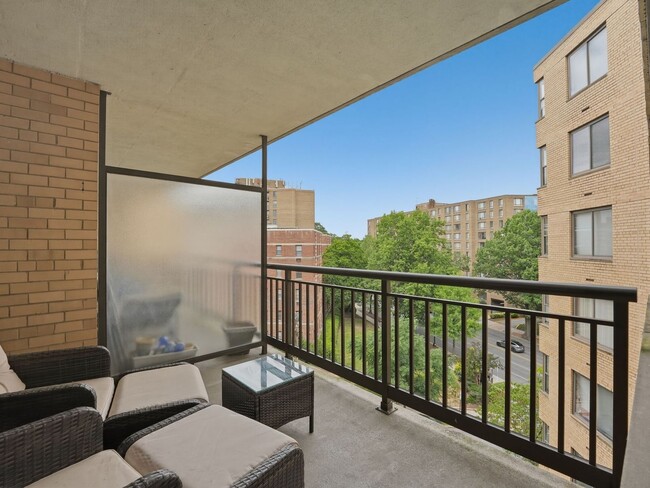 Building Photo - Oversized One-Bedroom Condo in a Prime Van Ness Location!