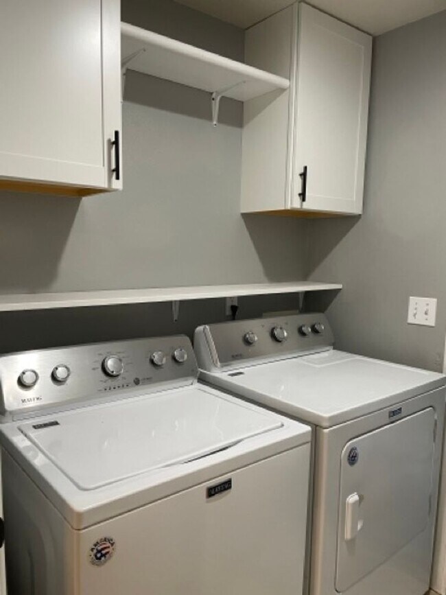 Building Photo - Nice 3 Bedroom 2 Bath home in Central Poin...
