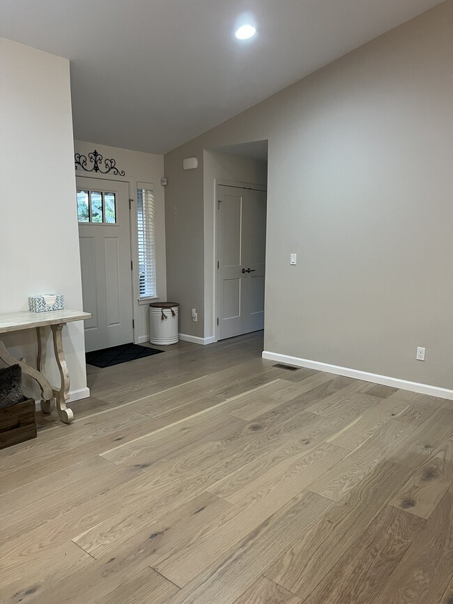 Building Photo - 381 E Lakeshore Dr