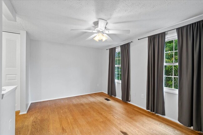 Building Photo - "Charming 2-Bed Townhouse with great upgra...