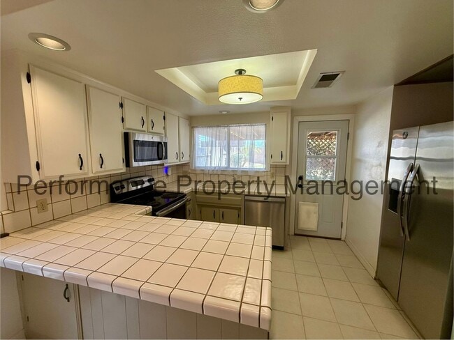 Building Photo - Stunning 3 Bed/2 Bath SW Bakersfield Home w/ RBP & $0 Deposit Option