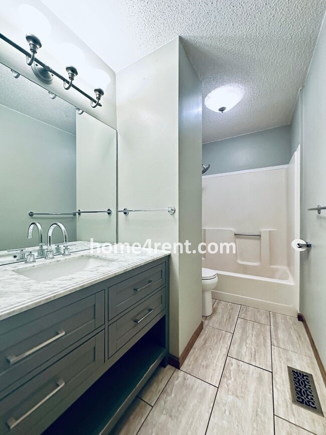 Building Photo - Spacious Liberty Home w/ an Updated Kitche...