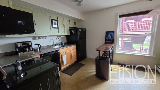 Building Photo - Bright, FURNISHED 2-Bedroom in Prime Burlington Location — Available NOW!