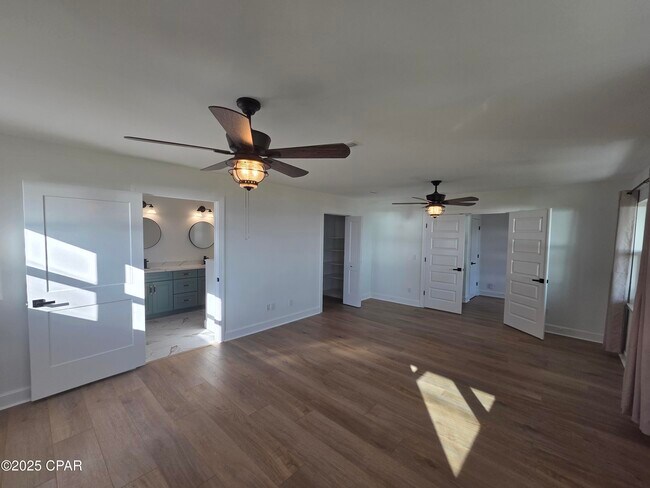 Building Photo - 920 W Beach Dr