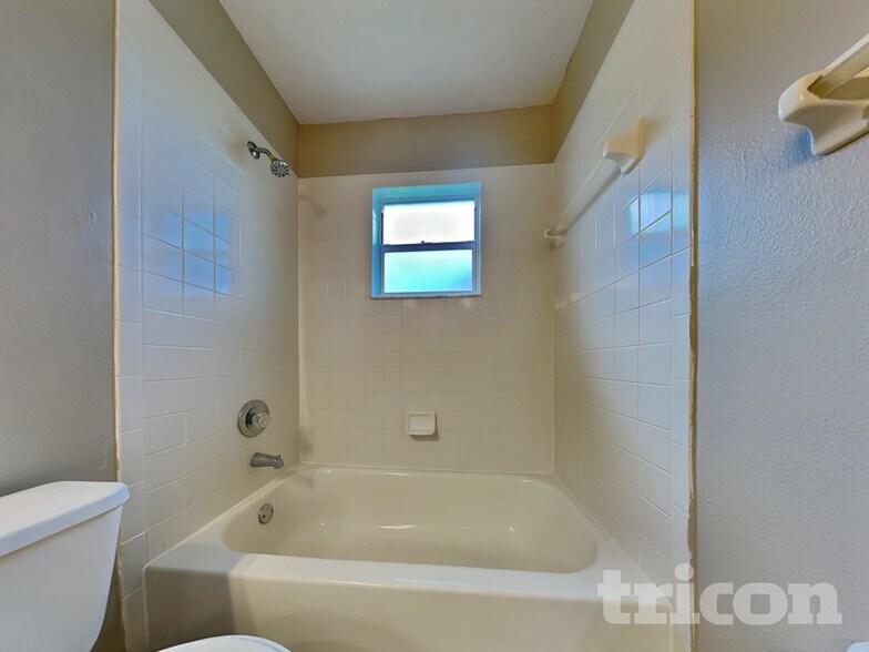 Building Photo - 1748 Pembrooke Way