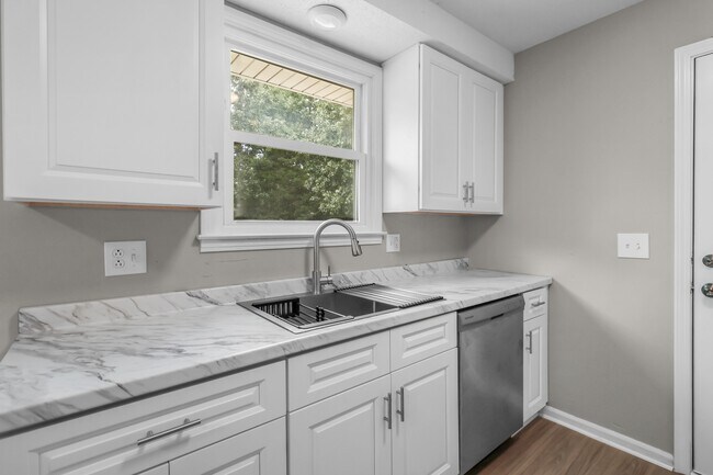 Building Photo - 931 Poppy Dr