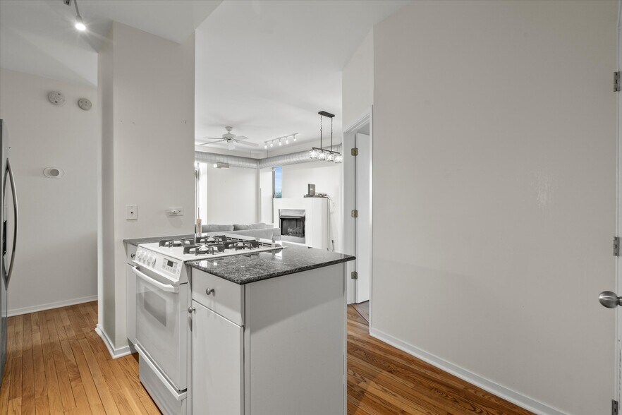 Building Photo - 811 S Lytle St