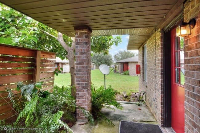 Building Photo - ***Cozy 1 Bedroom Apartment in Eagle Lake