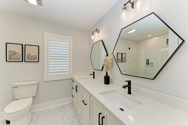 Building Photo - Furnished/Unfurnished ** Annual Rental ** Available 5/1/26 ** 4 Bed/2 Bath Single Family Home ** ...