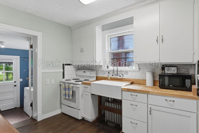 Building Photo - 3022 Grayland Ave