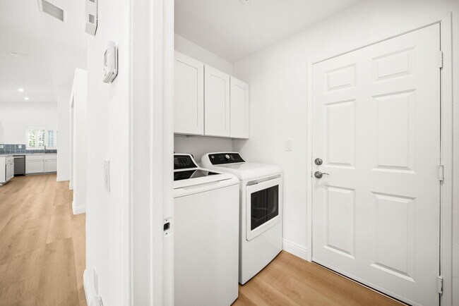 Building Photo - 37762 Drexell Dr