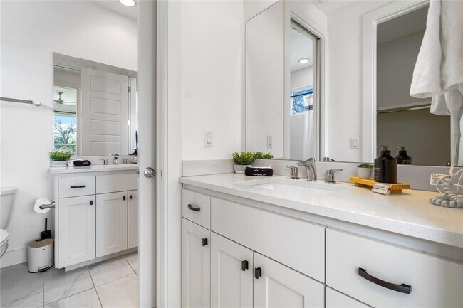 Building Photo - 1126 Linden St