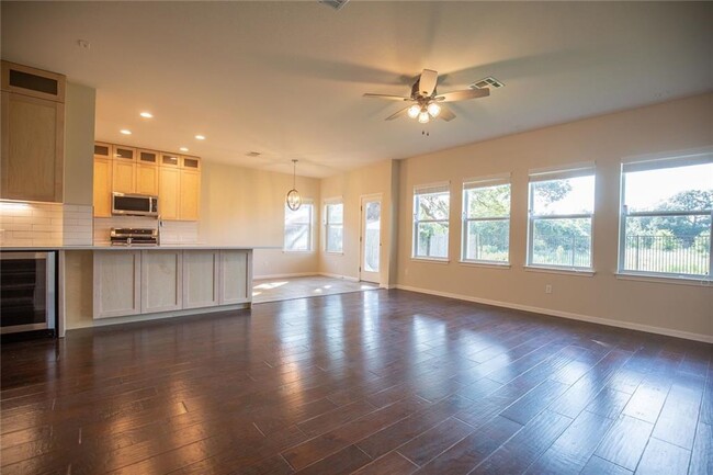 Building Photo - 14825 Fernhill Dr
