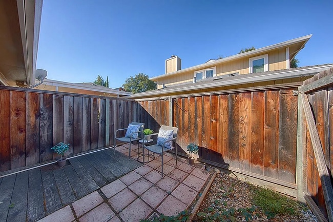Building Photo - This delightful single story home is part ...
