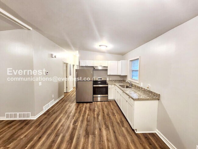 Building Photo - 3 Bed/2 Bath Home with Carport / Pet-Friendly / Available Now!