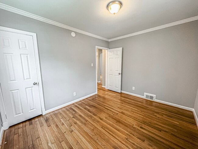 Building Photo - Charming 3 Bed 3 Bath Sitting On A Large Lot In Beautiful Summit Veitch