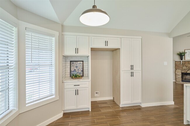 Building Photo - 12307 White River Dr