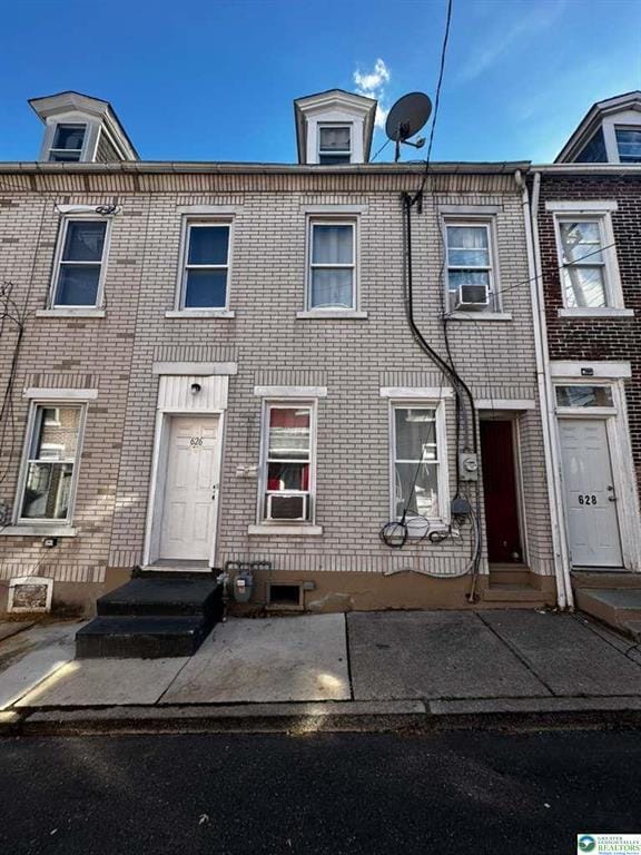 Building Photo - 626 Oak St