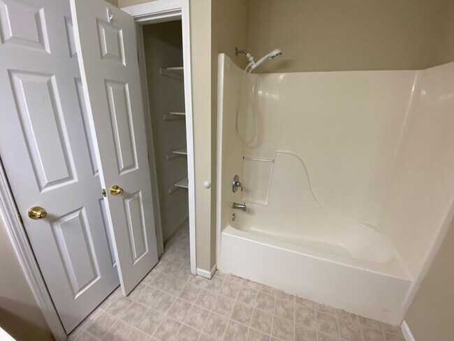 Building Photo - 3BR/2BA with neighborhood pool included!