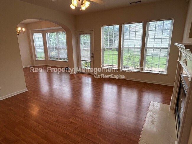 Building Photo - 2500 Valley Haven Dr