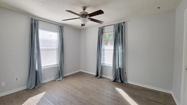 Building Photo - 1223 Redwood Ln