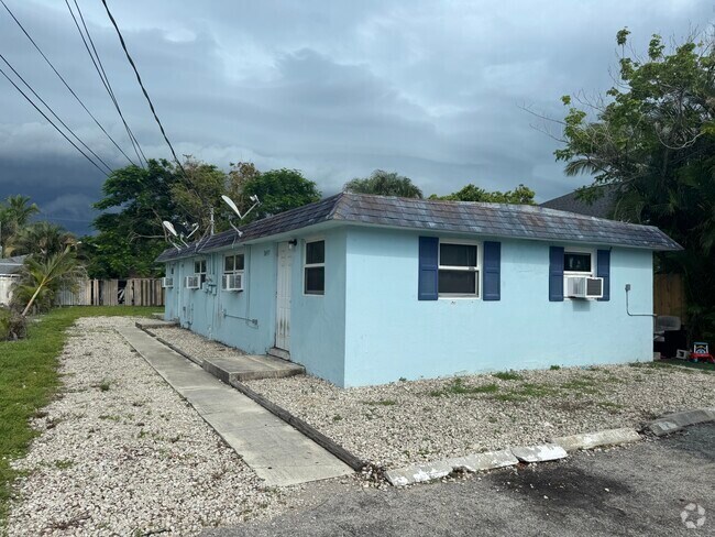 Building Photo - 2495 Bayside St