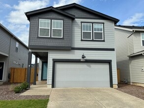 Building Photo - 4 bedroom 2.5 bathroom almost-new house in...