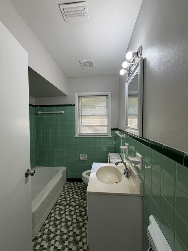 Building Photo - 417 Holland Dr