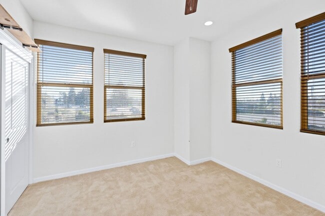 Building Photo - 2 bed 2.5 bath + Bonus Room Newer Construction Home Available Now!