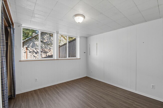 Building Photo - 5Bd/2Ba Bellevue Home