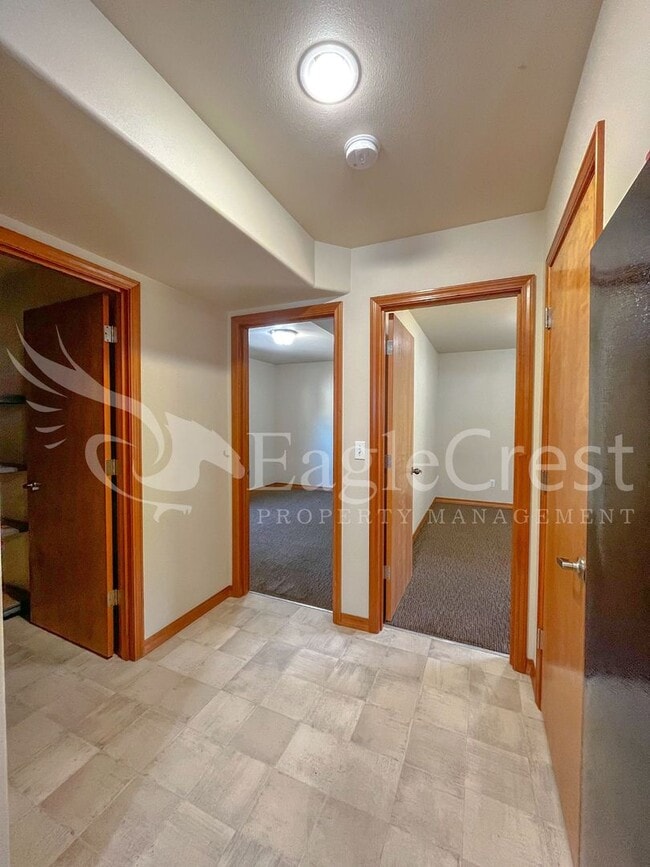 Building Photo - Large 6-Bedroom Whitman Neighborhood House; Students Welcome!