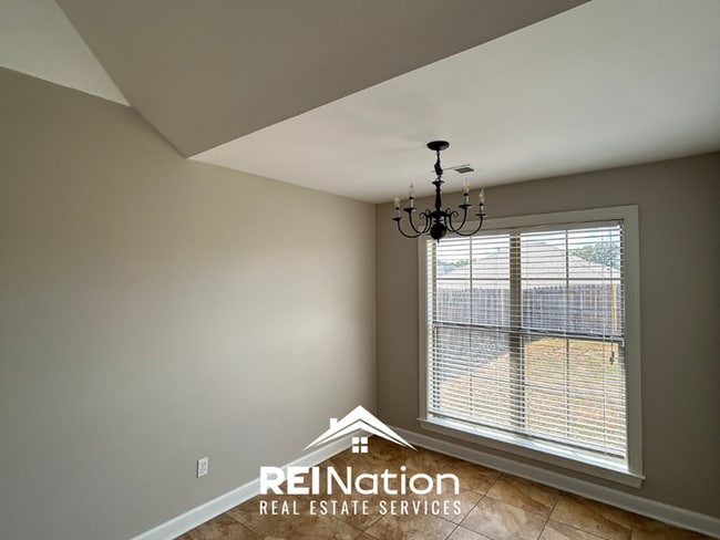 Building Photo - SOUTHAVEN STUNNER! 3BR/2BA | Vaulted Ceilings & Fireplace | Fenced Yard!